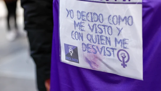 Detalle de una proclama feminista 'Yo decido como me visto y con quien me desvisto' durante la manifestación feminista en la Puerta del Sol con motivo del 8-M. Detalle de una proclama feminista 'Yo decido como me visto y con quien me desvisto' durante la manifestación feminista en la Puerta del Sol con motivo del 8-M.