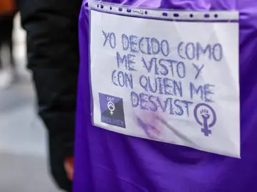 Detalle de una proclama feminista &#39;Yo decido como me visto y con quien me desvisto&#39; durante la manifestación feminista en la Puerta del Sol con motivo del 8-M.