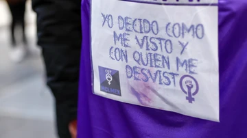 Detalle de una proclama feminista 'Yo decido como me visto y con quien me desvisto' durante la manifestación feminista en la Puerta del Sol con motivo del 8-M.