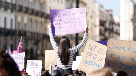 Numerosas mujeres portan pancartas y banderas con proclamas feministas durante la manifestación convocada por el Sindicato de Estudiantes y su plataforma feminista (Libres y Combativas) para secundar la huelga del 8M, en la Puerta del Sol de Madrid. Numerosas mujeres portan pancartas y banderas con proclamas feministas durante la manifestación convocada por el Sindicato de Estudiantes y su plataforma feminista (Libres y Combativas) para secundar la huelga del 8M, en la Puerta del Sol de Madrid.