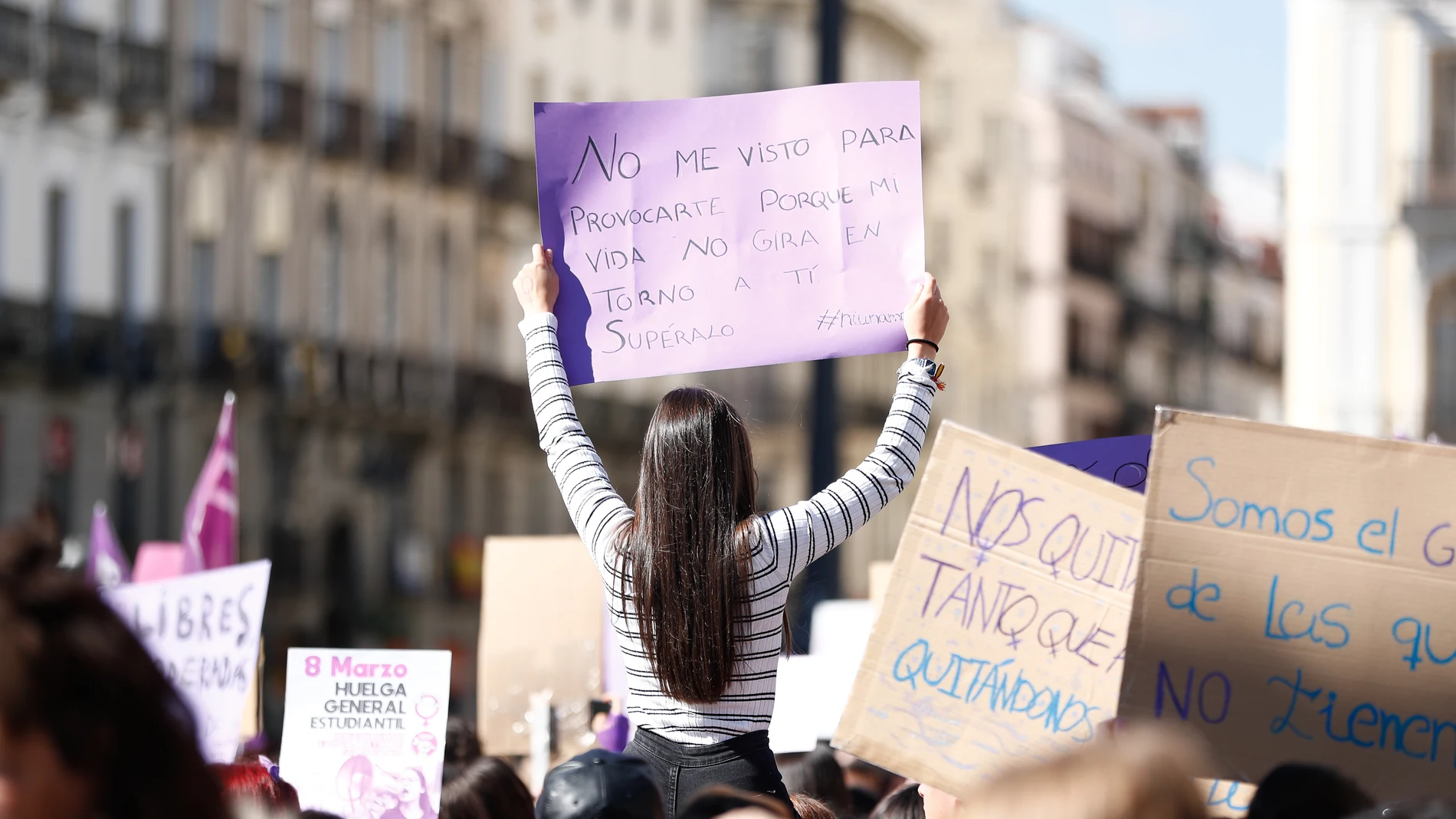 Numerosas mujeres portan pancartas y banderas con proclamas feministas durante la manifestación convocada por el Sindicato de Estudiantes y su plataforma feminista (Libres y Combativas) para secundar la huelga del 8M, en la Puerta del Sol de Madrid.