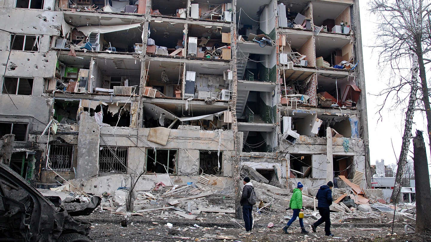 Edificio de viviendas destruido por un ataque ruso con misiles en Járkov (Ucrania) Edificio de viviendas destruido por un ataque ruso con misiles en Járkov (Ucrania)