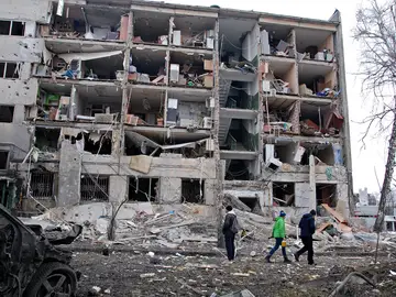 Edificio de viviendas destruido por un ataque ruso con misiles en Járkov (Ucrania)