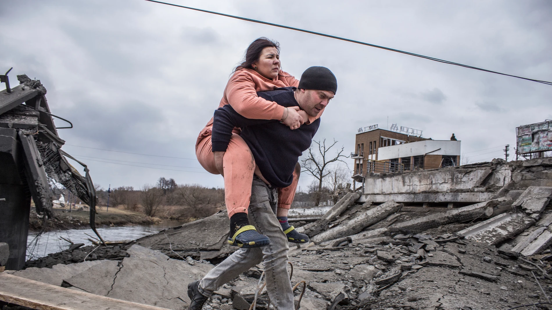 Dos ciudadanos huyen de la ciudad de Irpin, en Ucrania
