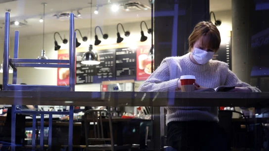 Una mujer con la mascarilla puesta en el interior de un local Alex Wong/Getty Images