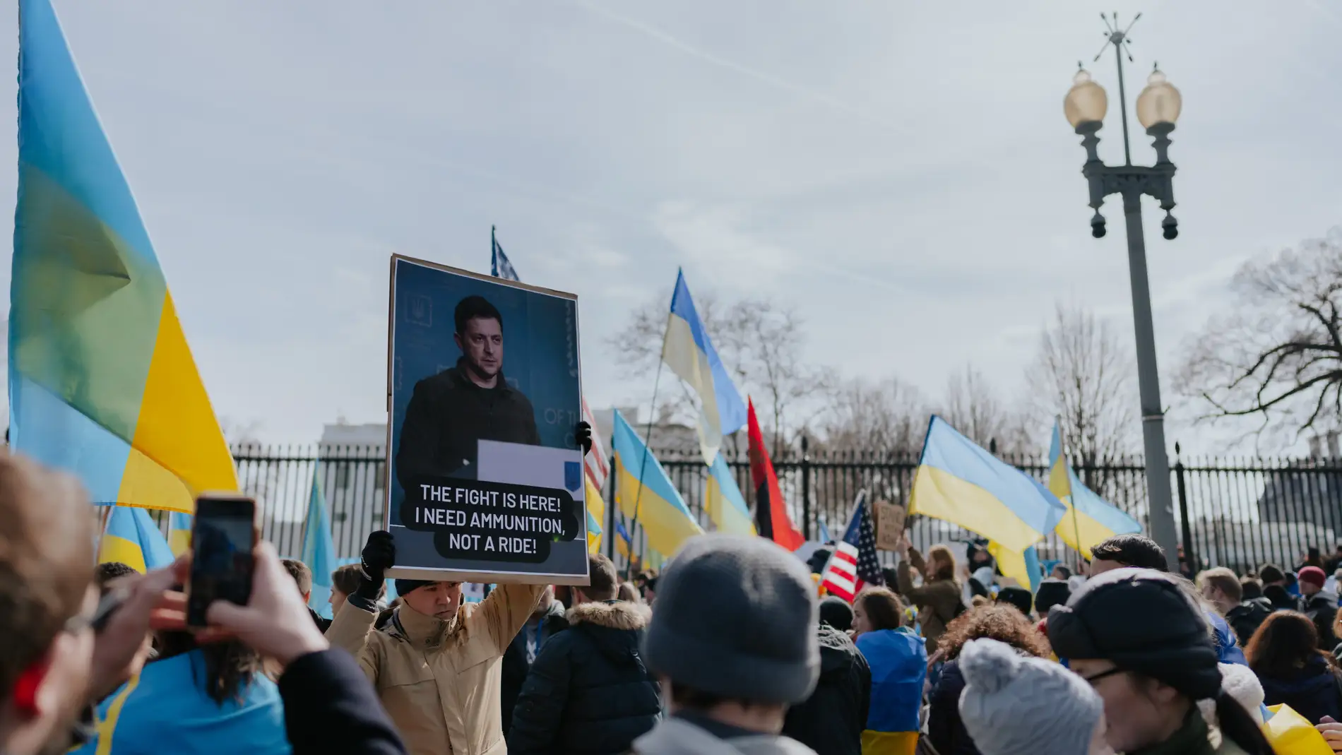 Manifestación en apoyo a Ucrania en Washington, EEUU, con cartel de Zelenski