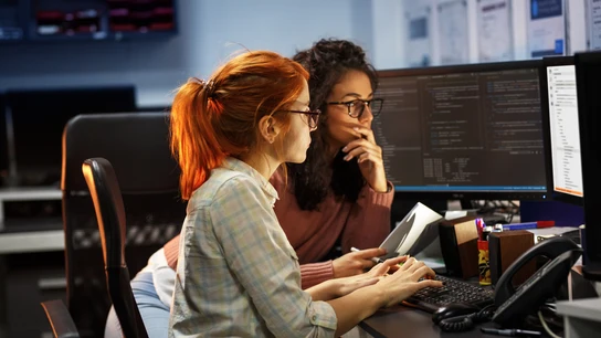 Dos mujeres programadoras trabajan juntas en la oficina Dos mujeres programadoras trabajan juntas en la oficina