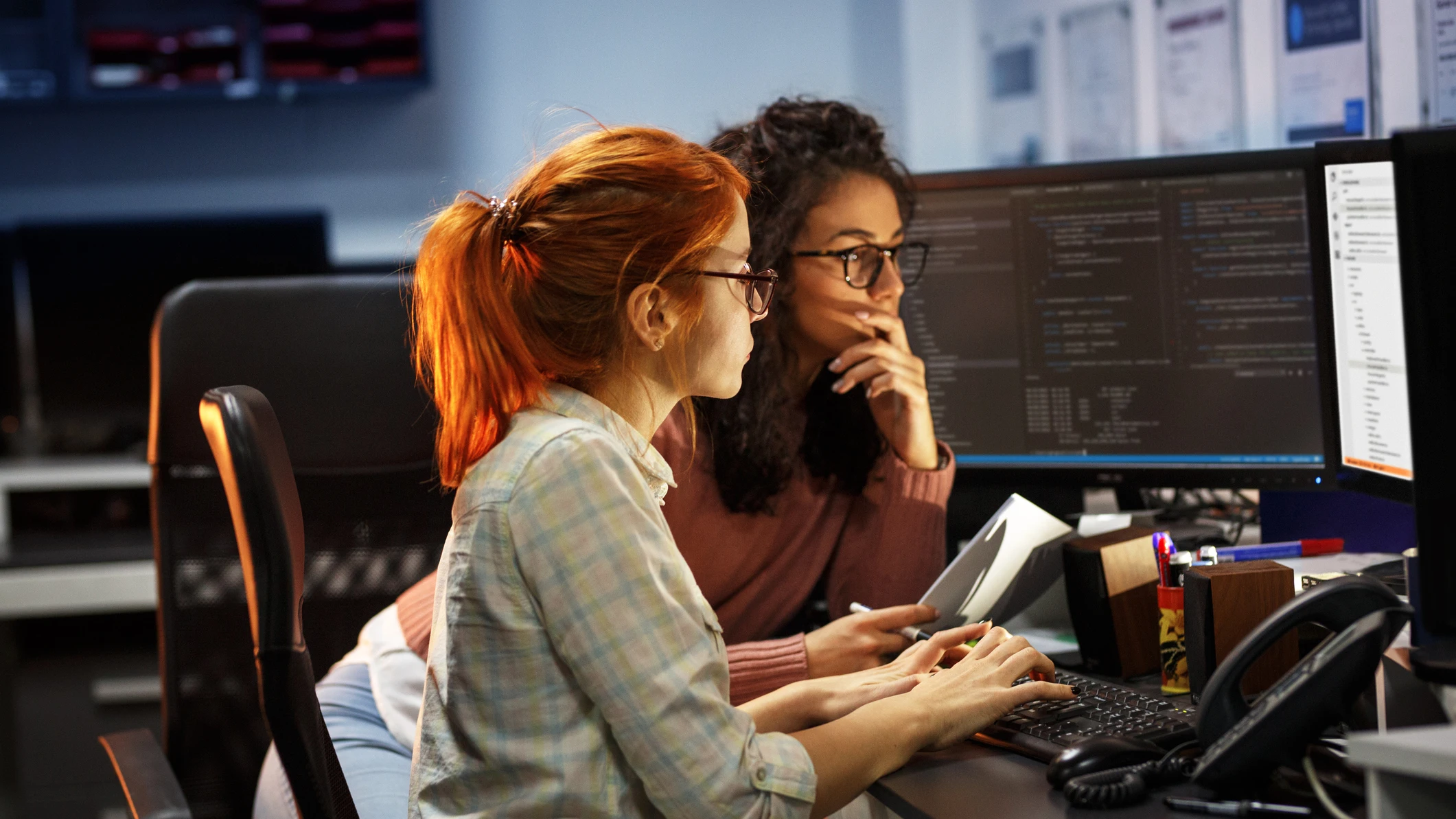Dos mujeres programadoras trabajan juntas en la oficina