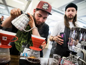 Un barista prepara café durante el London Coffee Festival 2019. Un barista prepara café durante el London Coffee Festival 2019.