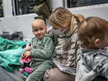 El &#39;tren hospital&#39; improvisado en el que huyen niños ucranianos con enfermedades graves