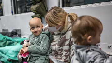 El 'tren hospital' improvisado en el que huyen niños ucranianos con enfermedades graves