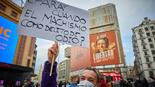 nas mujer sostiene una pancarta donde se leer "¿Para cuándo el machismo como delito de odio?", durante un acto simbólico del Movimiento Feminista de Madrid en la Plaza de Callao, en Madrid (España), a 8 de marzo de 2021. nas mujer sostiene una pancarta donde se leer "¿Para cuándo el machismo como delito de odio?", durante un acto simbólico del Movimiento Feminista de Madrid en la Plaza de Callao, en Madrid (España), a 8 de marzo de 2021.