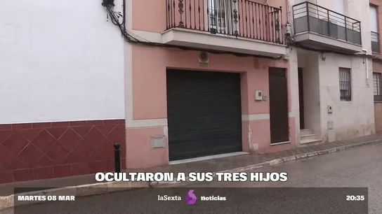 Detienen a los padres de tres niños retenidos durante cinco años en un piso okupa de Sevilla Detienen a los padres de tres niños retenidos durante cinco años en un piso okupa de Sevilla