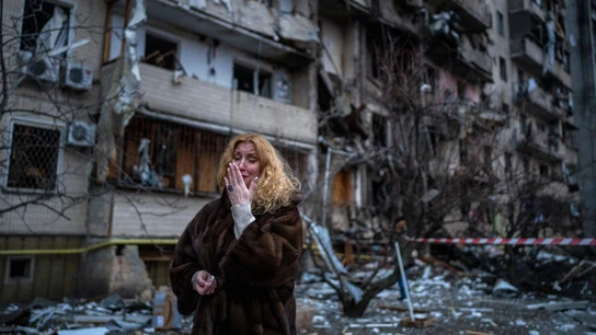 Una mujer ucraniana llora desconsolada tras un bombardeo a un bloque de edificios en Kiev (Ucrania) Una mujer ucraniana llora desconsolada tras un bombardeo a un bloque de edificios en Kiev (Ucrania)