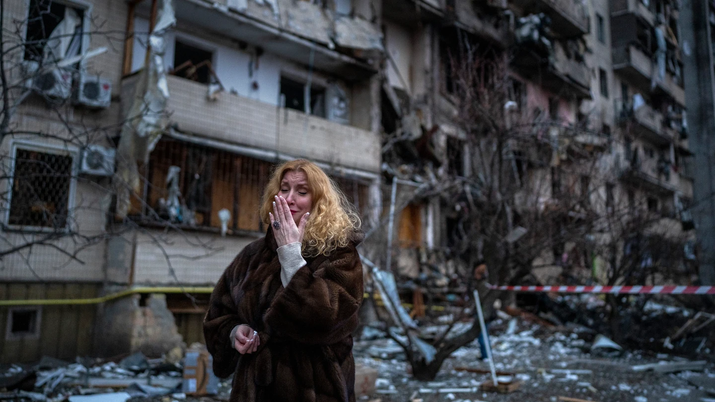 Una mujer ucraniana llora desconsolada tras un bombardeo a un bloque de edificios en Kiev (Ucrania) Una mujer ucraniana llora desconsolada tras un bombardeo a un bloque de edificios en Kiev (Ucrania)