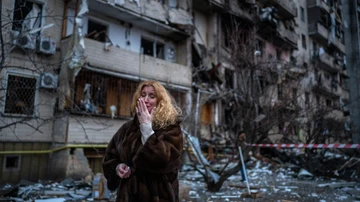 Una mujer ucraniana llora desconsolada tras un bombardeo a un bloque de edificios en Kiev (Ucrania)
