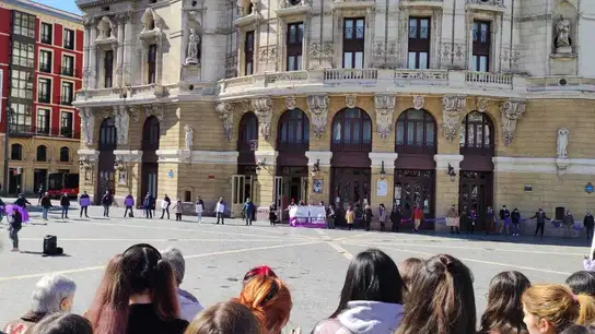 Concentración de jóvenes en el Arriaga del Bilbao el 8M. Concentración de jóvenes en el Arriaga del Bilbao el 8M.