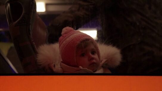 Duras im&aacute;genes | Beb&eacute;s y ni&ntilde;os hu&eacute;rfanos llegan a la frontera polaca en plena noche