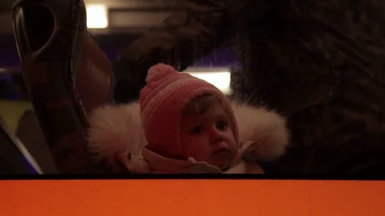 Duras imágenes | Bebés y niños huérfanos llegan a la frontera polaca en plena noche Duras imágenes | Bebés y niños huérfanos llegan a la frontera polaca en plena noche