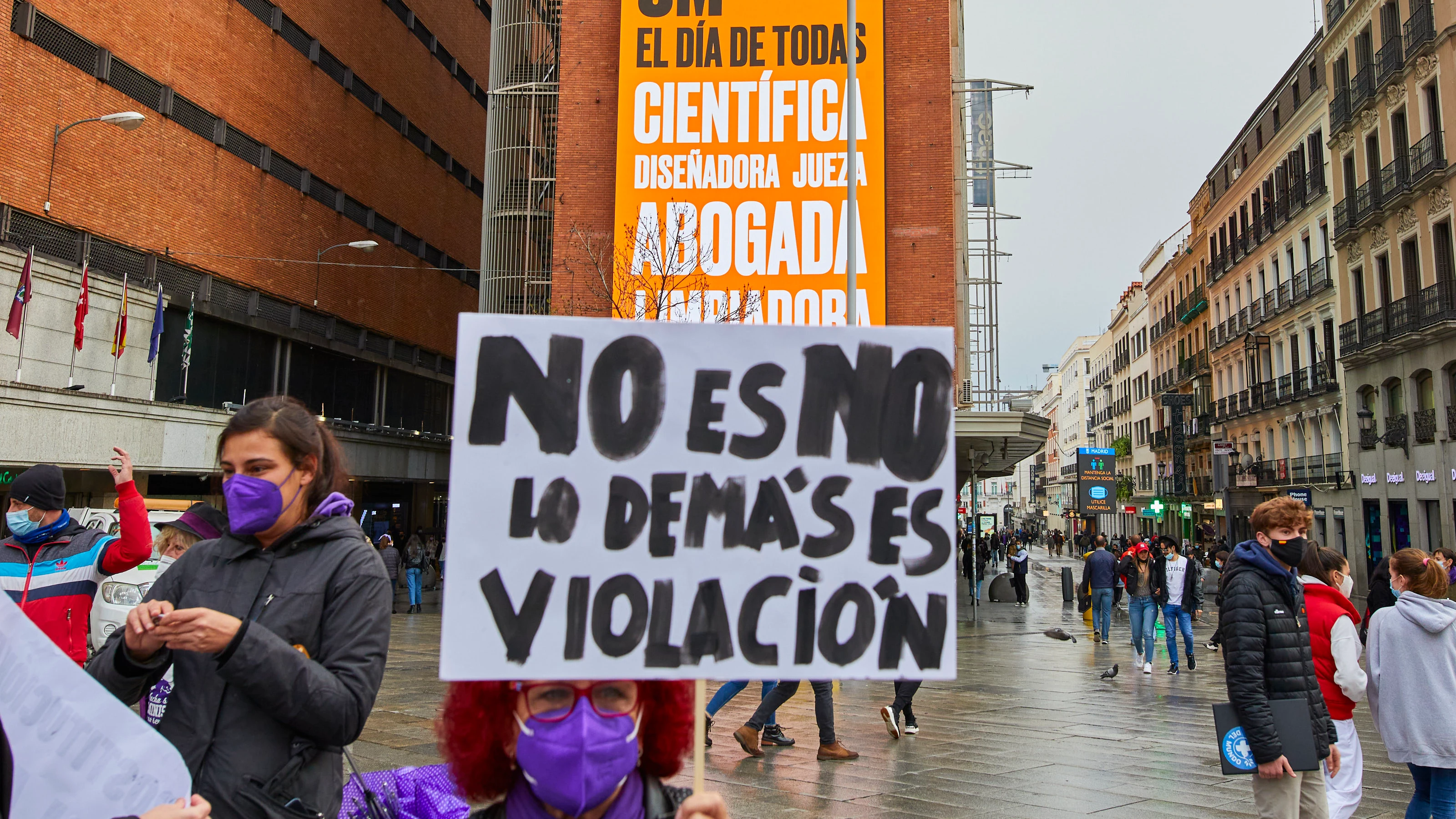 Una mujer sostiene una pancarta donde se lee "No es no, lo demás es violación".