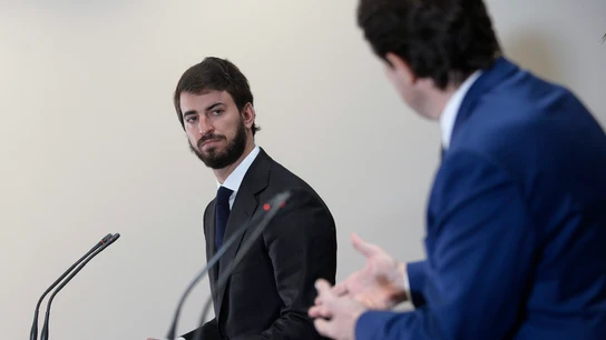 Una ley contra la "violencia intrafamiliar" y una "inmigración ordenada": el acuerdo PP-Vox en Castilla y León, punto a punto Una ley contra la "violencia intrafamiliar" y una "inmigración ordenada": el acuerdo PP-Vox en Castilla y León, punto a punto