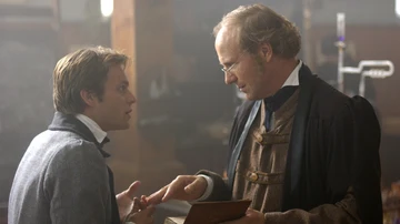 A la derecha, el actor William Hurt.