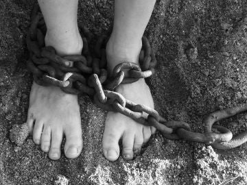 Esclavo, pies encadenados