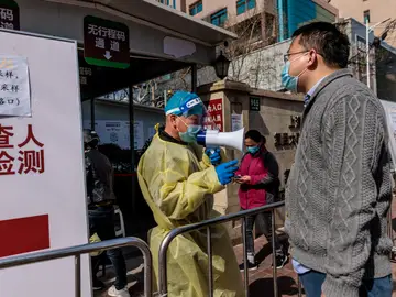 Un punto de realización de test de coronavirus en Shanghái