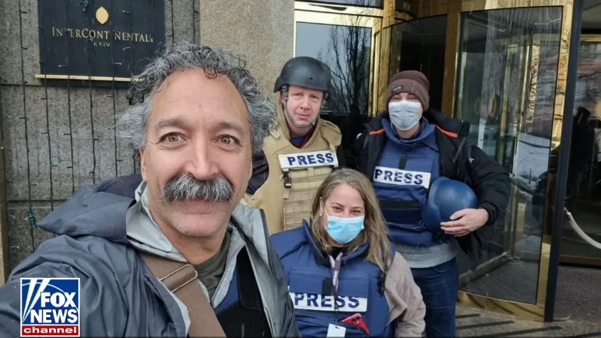 El cámara de Fox News Pierre Zakrzewski junto a otros compañeros de prensa