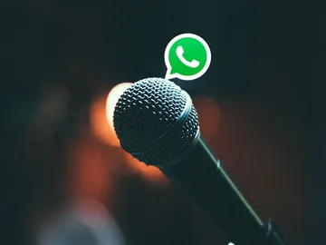WhatsApp y un micrófono WhatsApp y un micrófono
