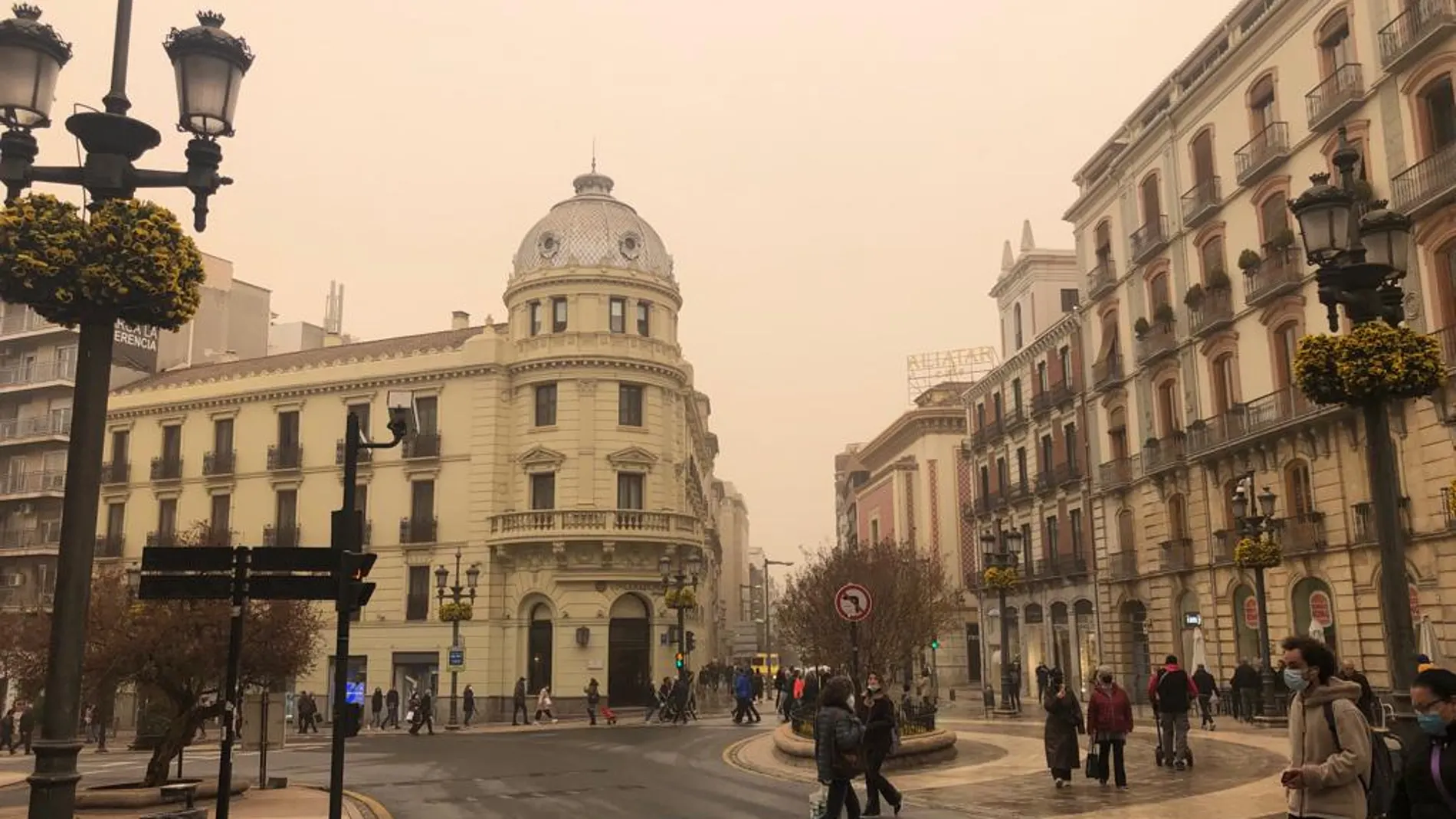 Foto de Puerta Real (centro de Granada) sumida en la calima