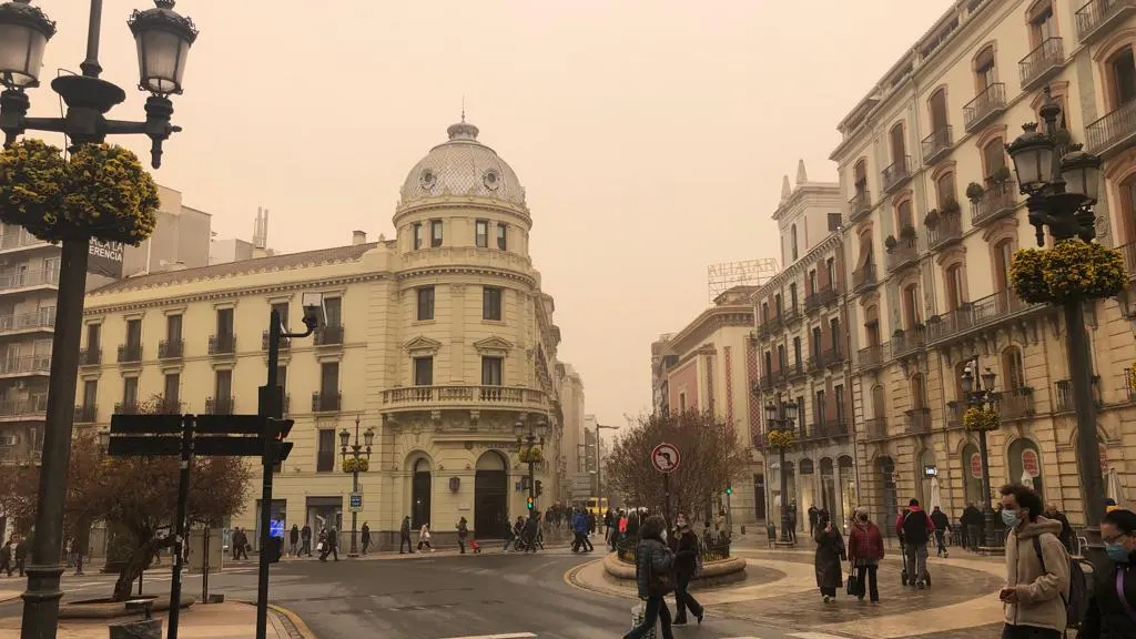 Foto de Puerta Real (centro de Granada) sumida en la calima