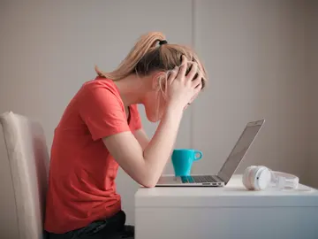 Mujer estresada Mujer estresada