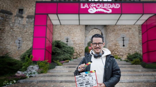 Manolo Caro con el castillo de Guadamur a su espalda.