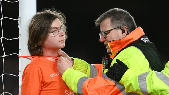Un hombre se ata al poste en medio del Newcastle - Everton Un hombre se ata al poste en medio del Newcastle - Everton