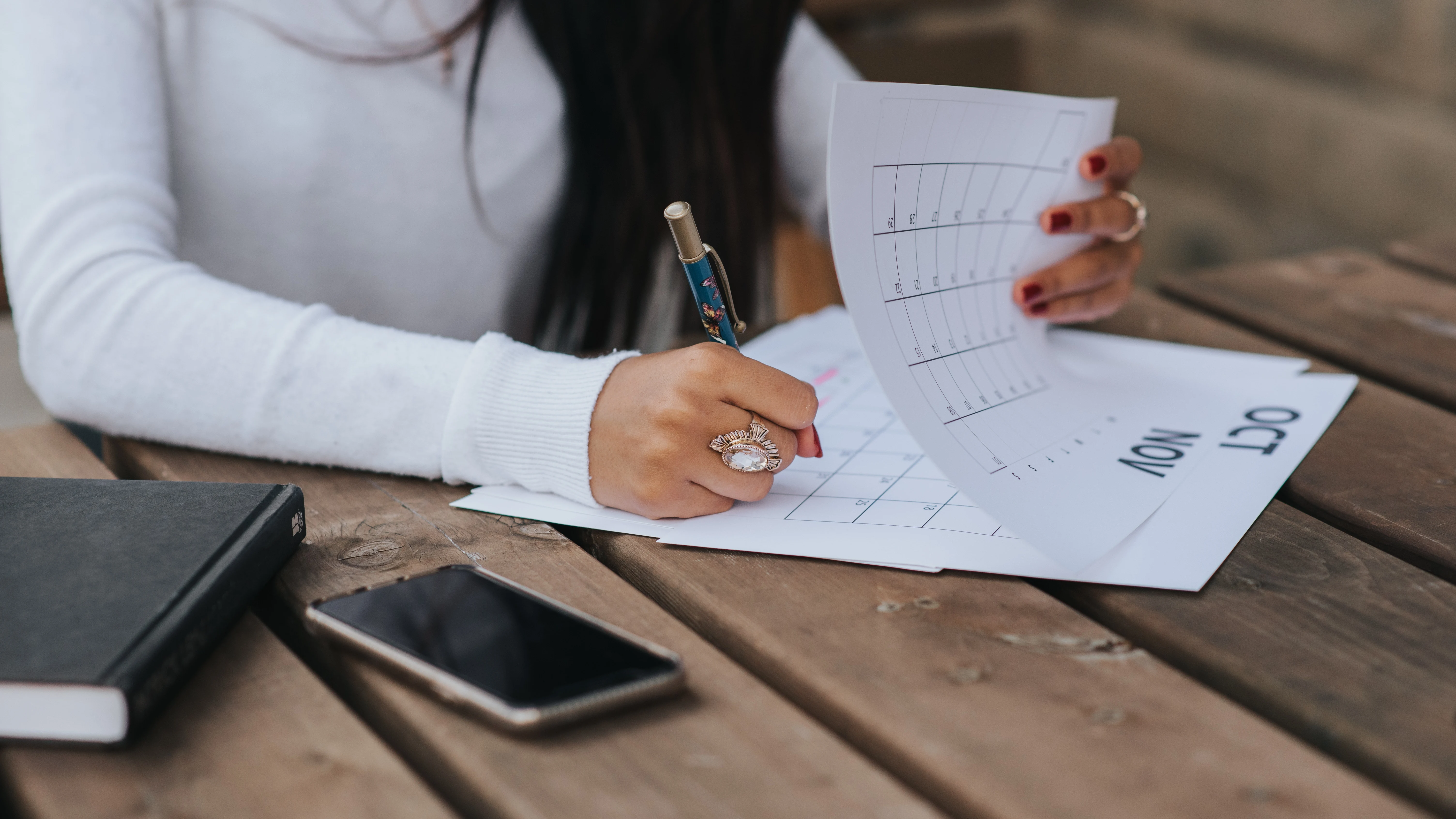 Mujer consultando el calendario laboral 2022