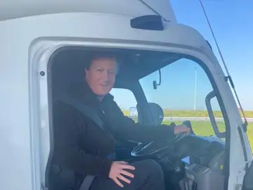 El exprimer ministro británico David Cameron, al volante de un camión a Polonia con ayuda para refugiados ucranianos