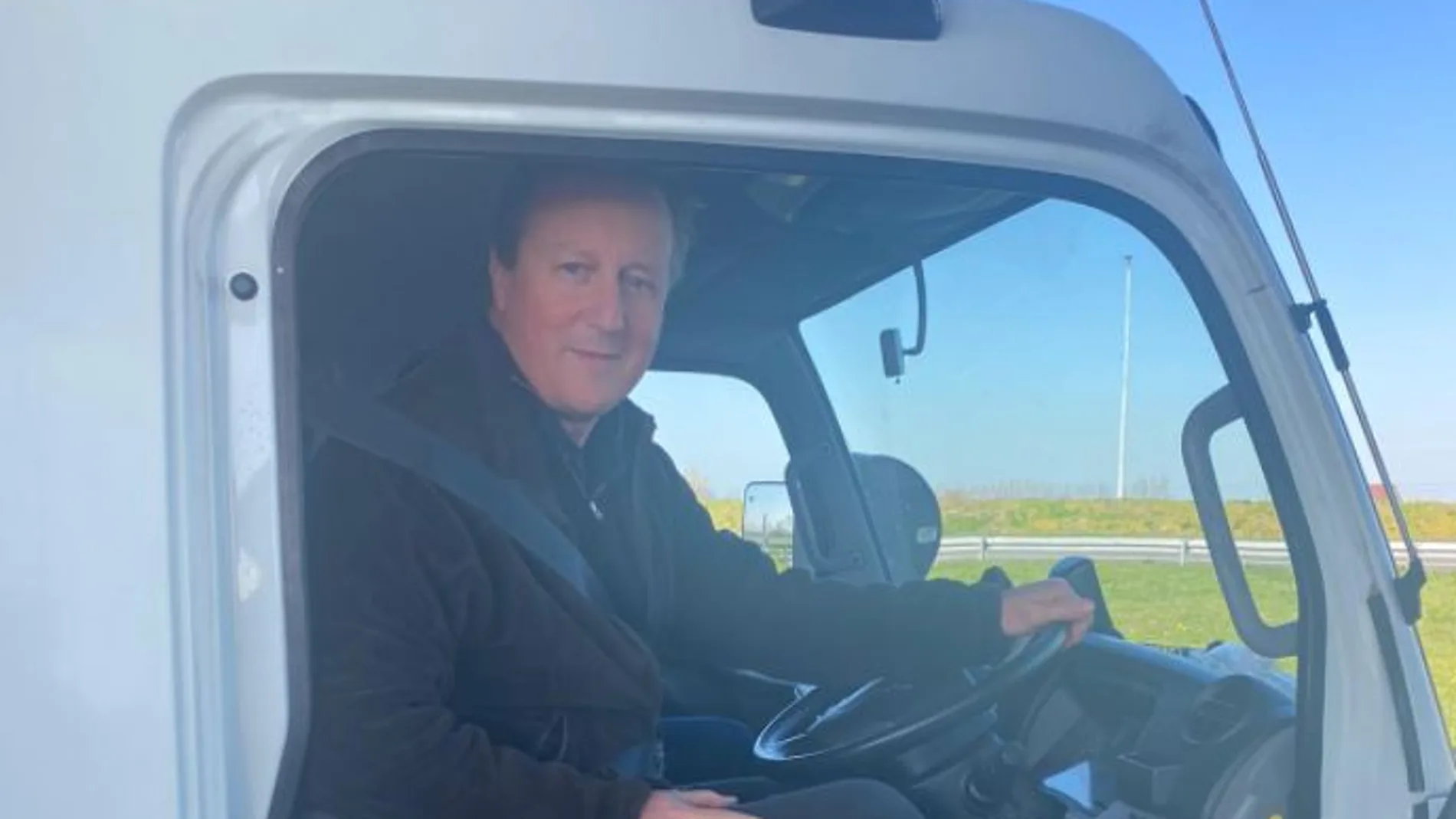 El exprimer ministro británico David Cameron, al volante de un camión a Polonia con ayuda para refugiados ucranianos