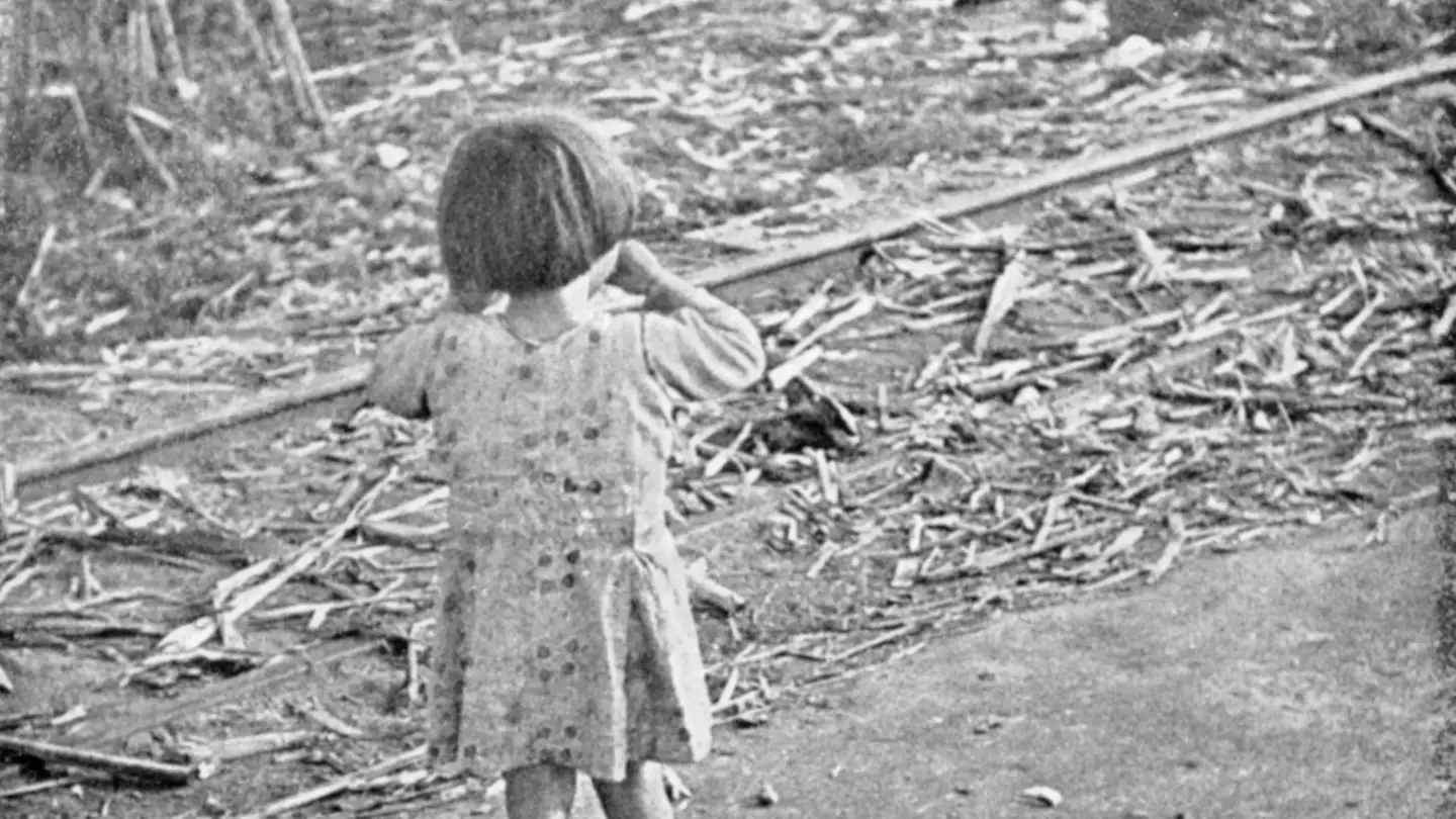 Una niña junto a su muñeco en 'La Desbandá' Una niña junto a su muñeco en 'La Desbandá'