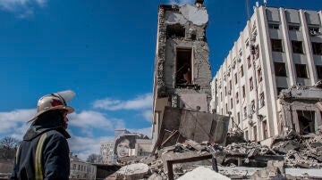 Destrozos en la ciudad de Járkov tras el paso de las tropas rusas