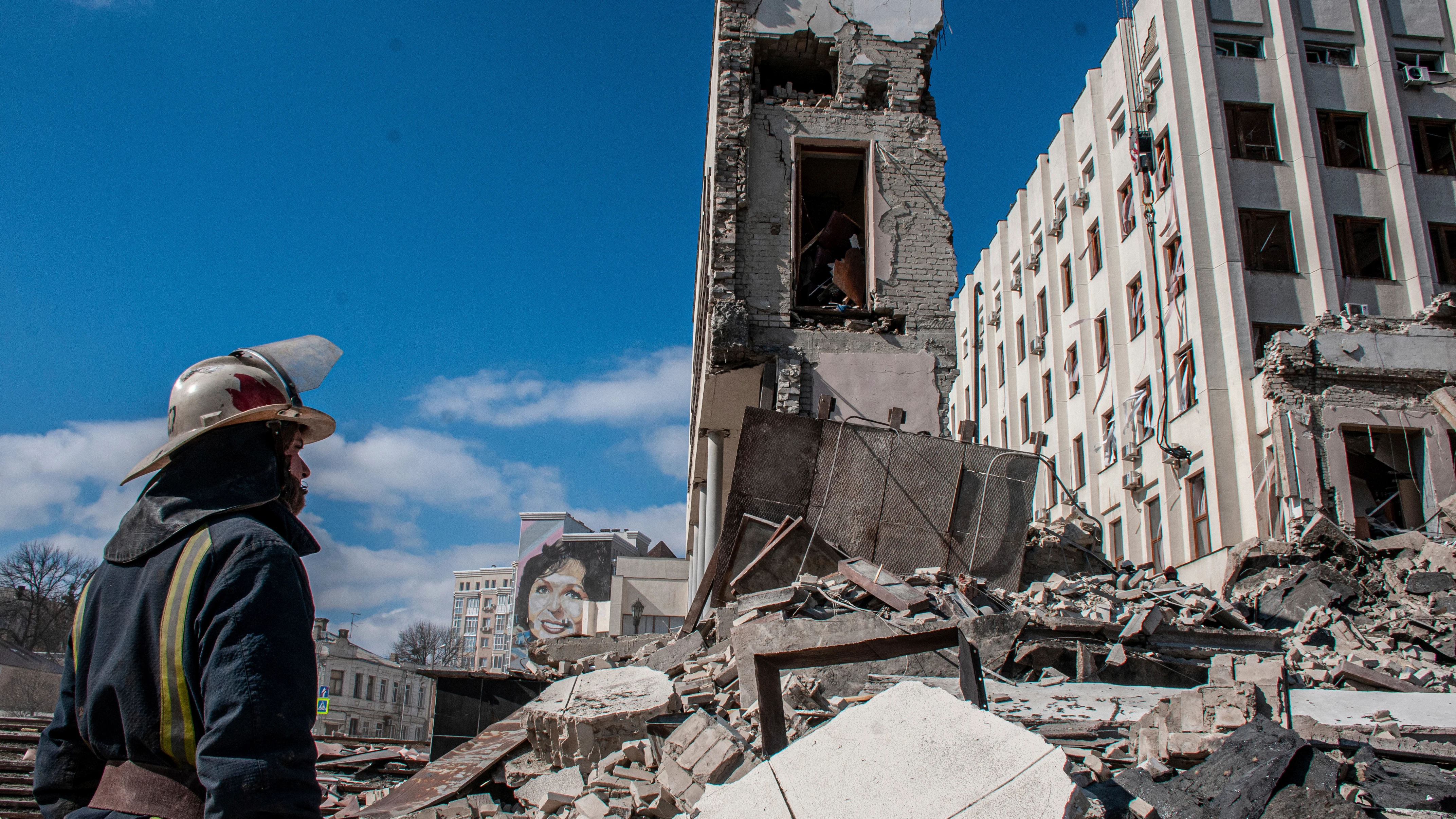 Destrozos en la ciudad de Járkov tras el paso de las tropas rusas