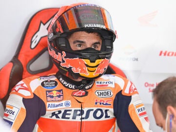 M&aacute;rquez, en el box de Honda