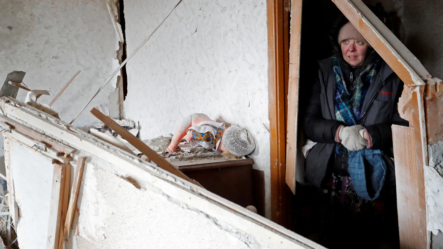 Una mujer se refugia bajo una casa en ruinas en Mariúpol Una mujer se refugia bajo una casa en ruinas en Mariúpol