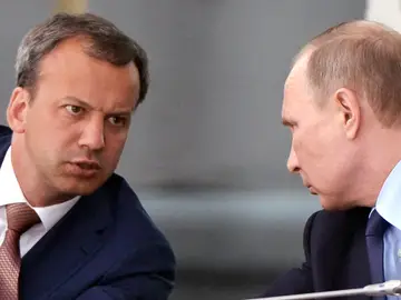 Arkady Dvorkovich dialoga con Vladimir Putin durante una reunión en 2016