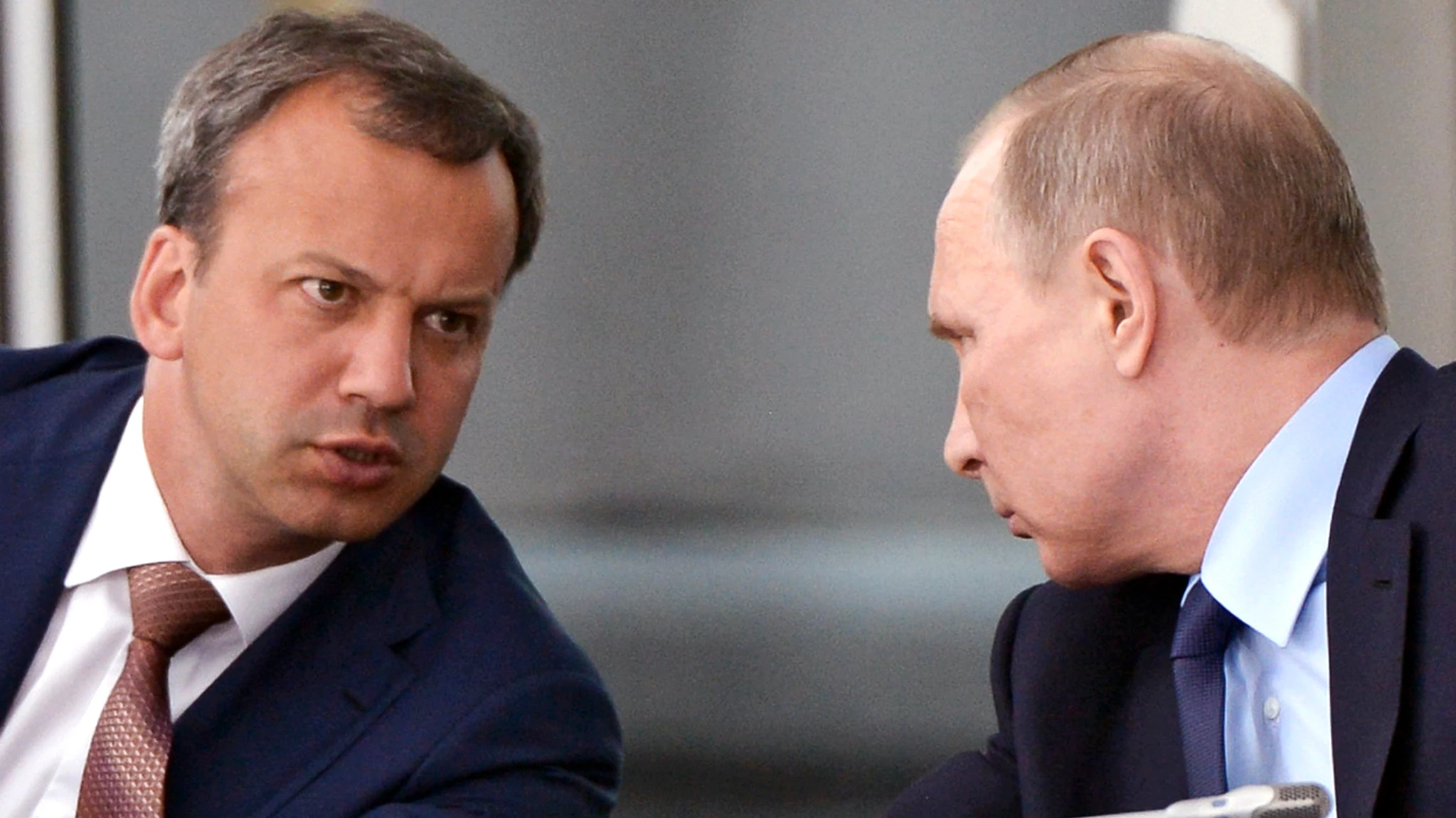 Arkady Dvorkovich dialoga con Vladimir Putin durante una reunión en 2016