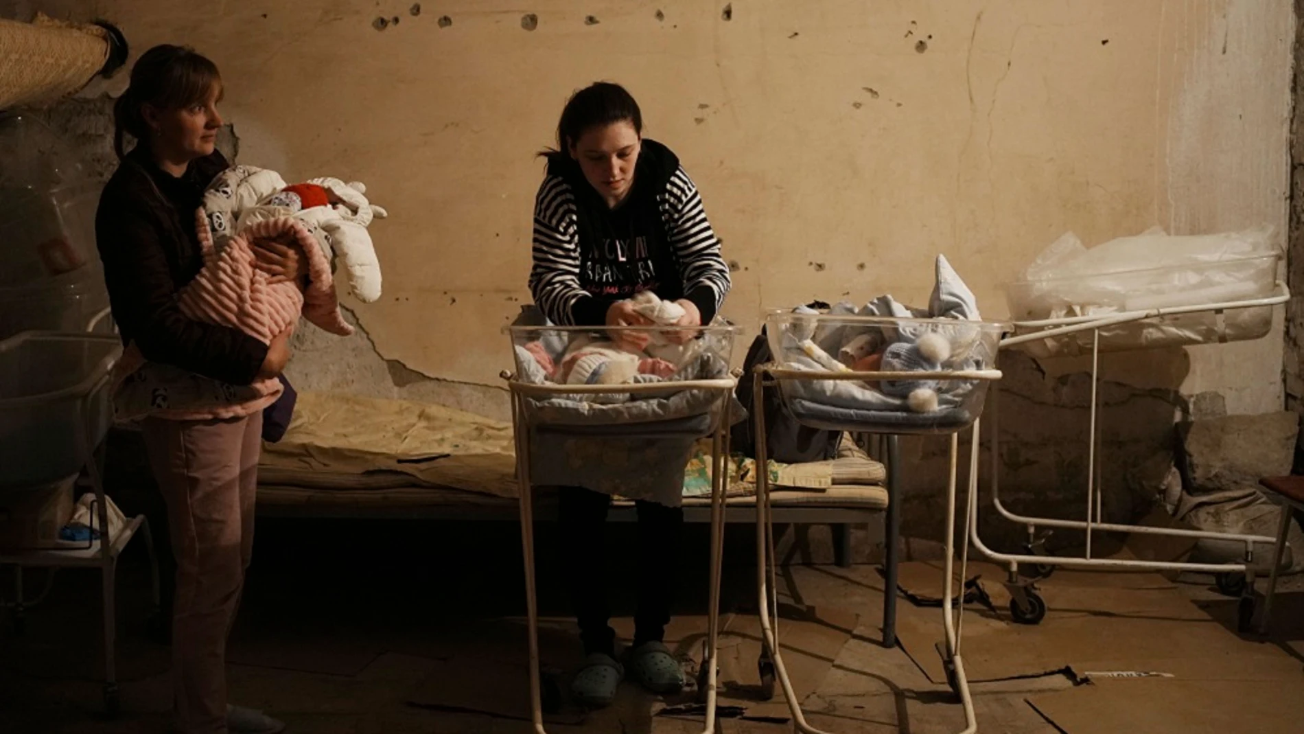 Madres en un hospital de Ucrania