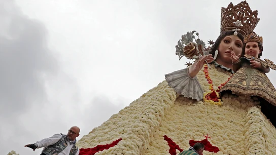 Varios 'vestidors' colocan flores durante la segunda jornada de la Ofrenda de Flores Varios 'vestidors' colocan flores durante la segunda jornada de la Ofrenda de Flores