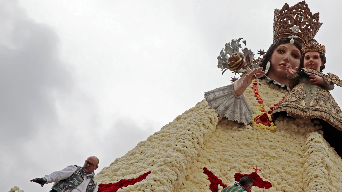 Varios 'vestidors' colocan flores durante la segunda jornada de la Ofrenda de Flores Varios 'vestidors' colocan flores durante la segunda jornada de la Ofrenda de Flores
