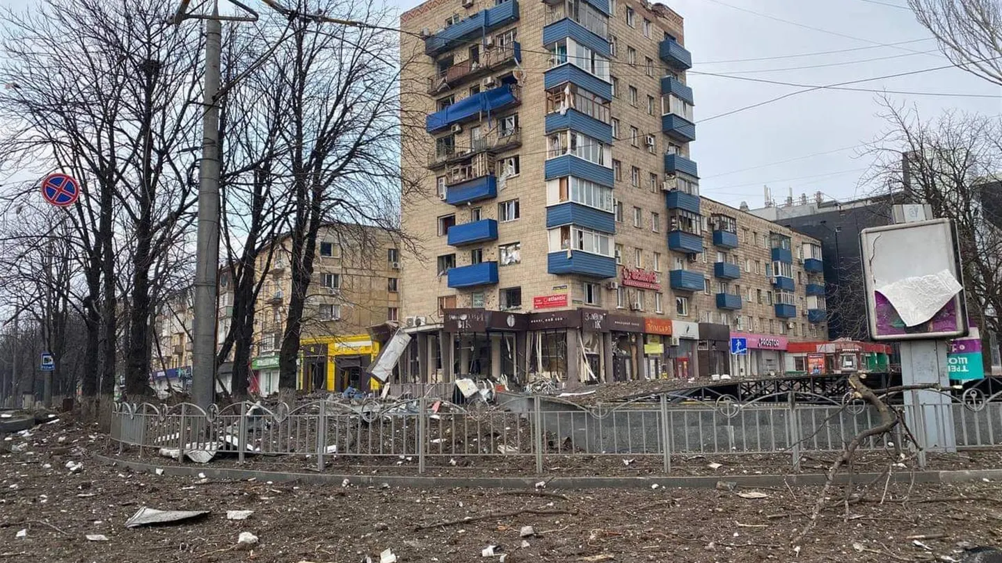 Un edificio residencial dañado por los bombarodeos atribuidos al Ejército de Moscú en la ciudad de Mariúpol. Un edificio residencial dañado por los bombarodeos atribuidos al Ejército de Moscú en la ciudad de Mariúpol.