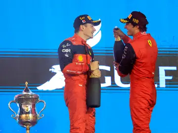 Carlos Sainz y Charles Leclerc en el podio del GP de Bahrein